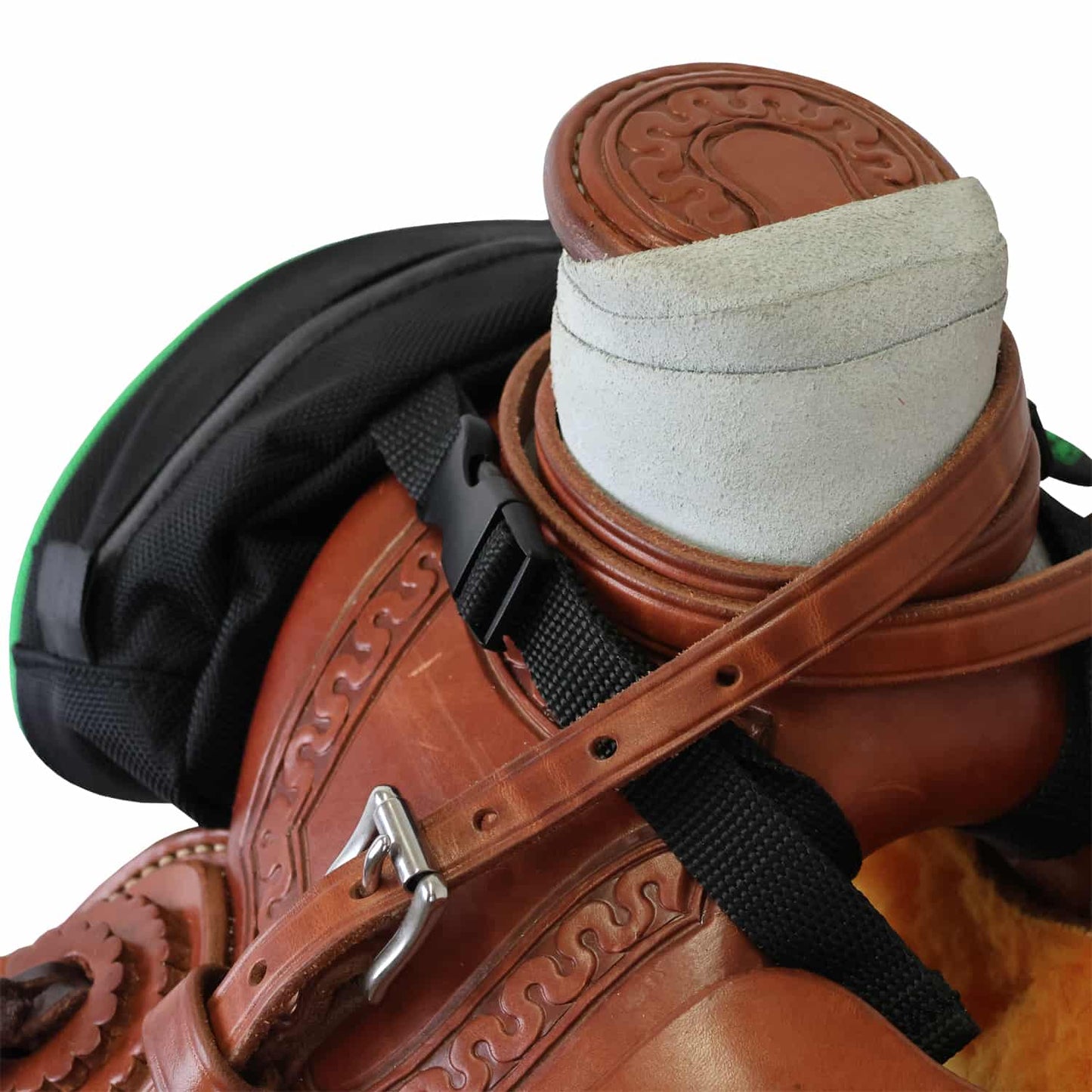 Closeup of western saddle pommel with TrailMax pommel pocket attached to the horn